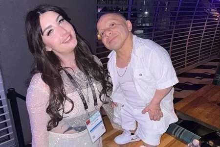 Məşhur blogerin sevgilisinin 89 sm boyu - VAR