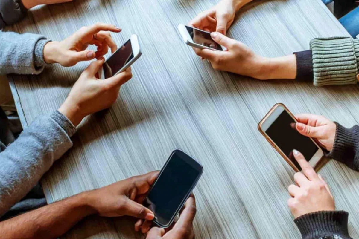 Saatlarla telefona baxmağın zərərləri