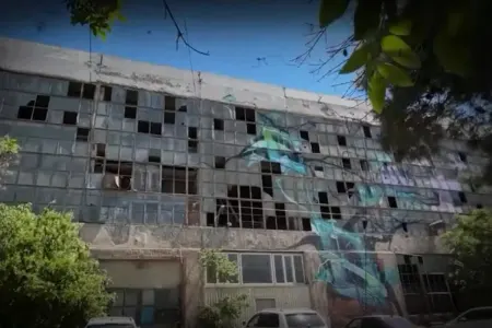 Tərk edilmiş binaya oxşayır, amma altında sirlər yatır