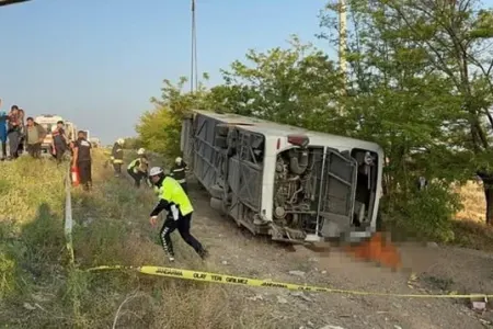 Bayram günündə sərnişin avtobusu aşdı - 1 ölü, 26 yaralı