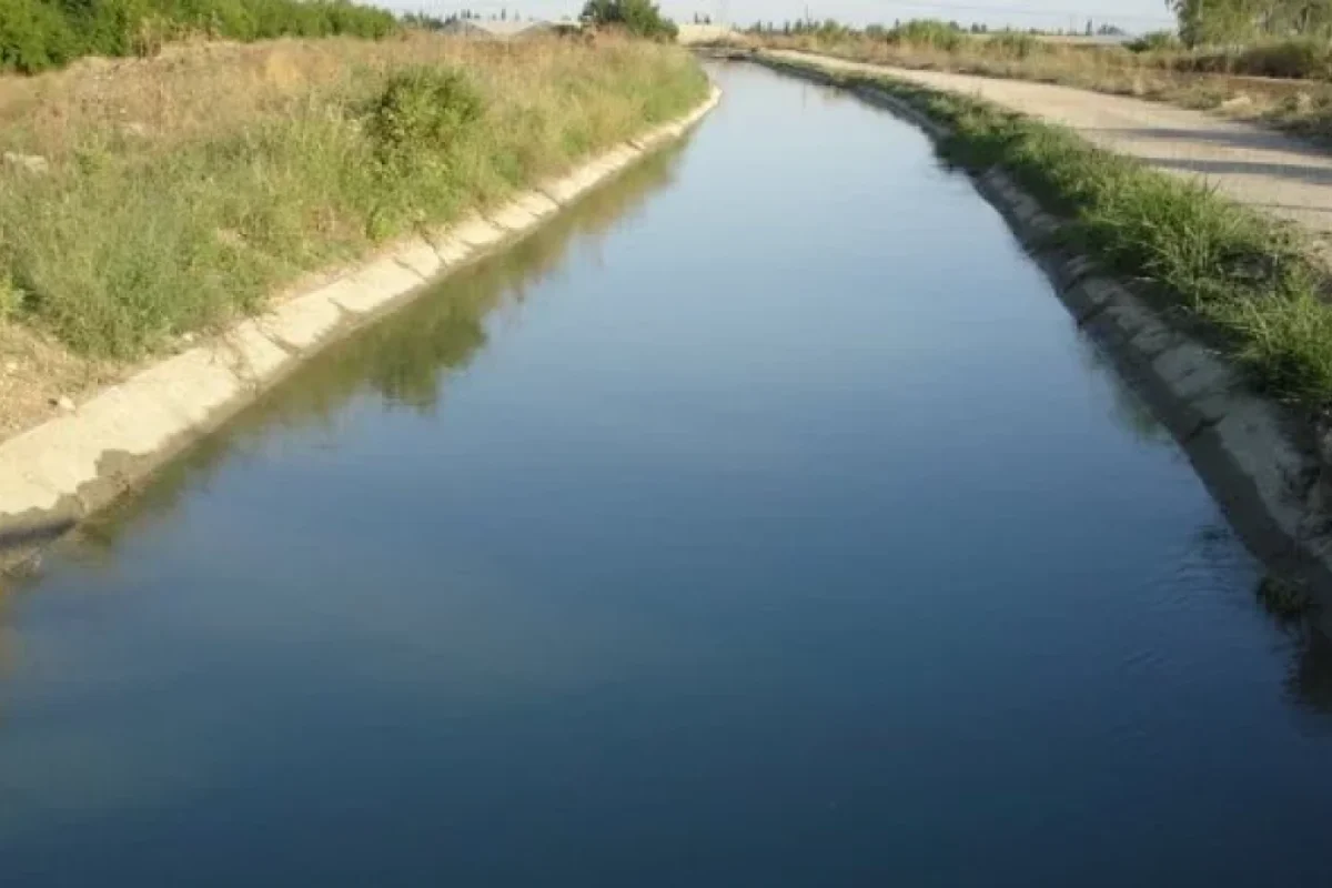 Göygöldə avtomobil su kanalına düşdü