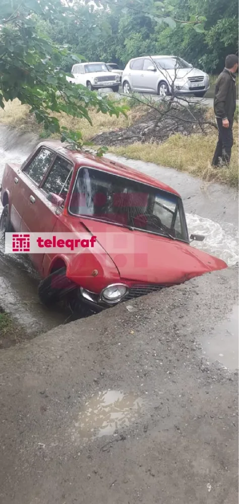 Göygöldə avtomobil su kanalına düşdü