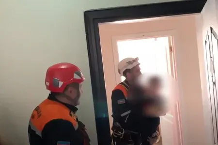 3 və 11 yaşlı uşaqlar bağlı qapı arxasında qaldı - VIDEO