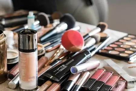 Kosmetik vasitələrin dəhşətli fəsadları üzə çıxdı