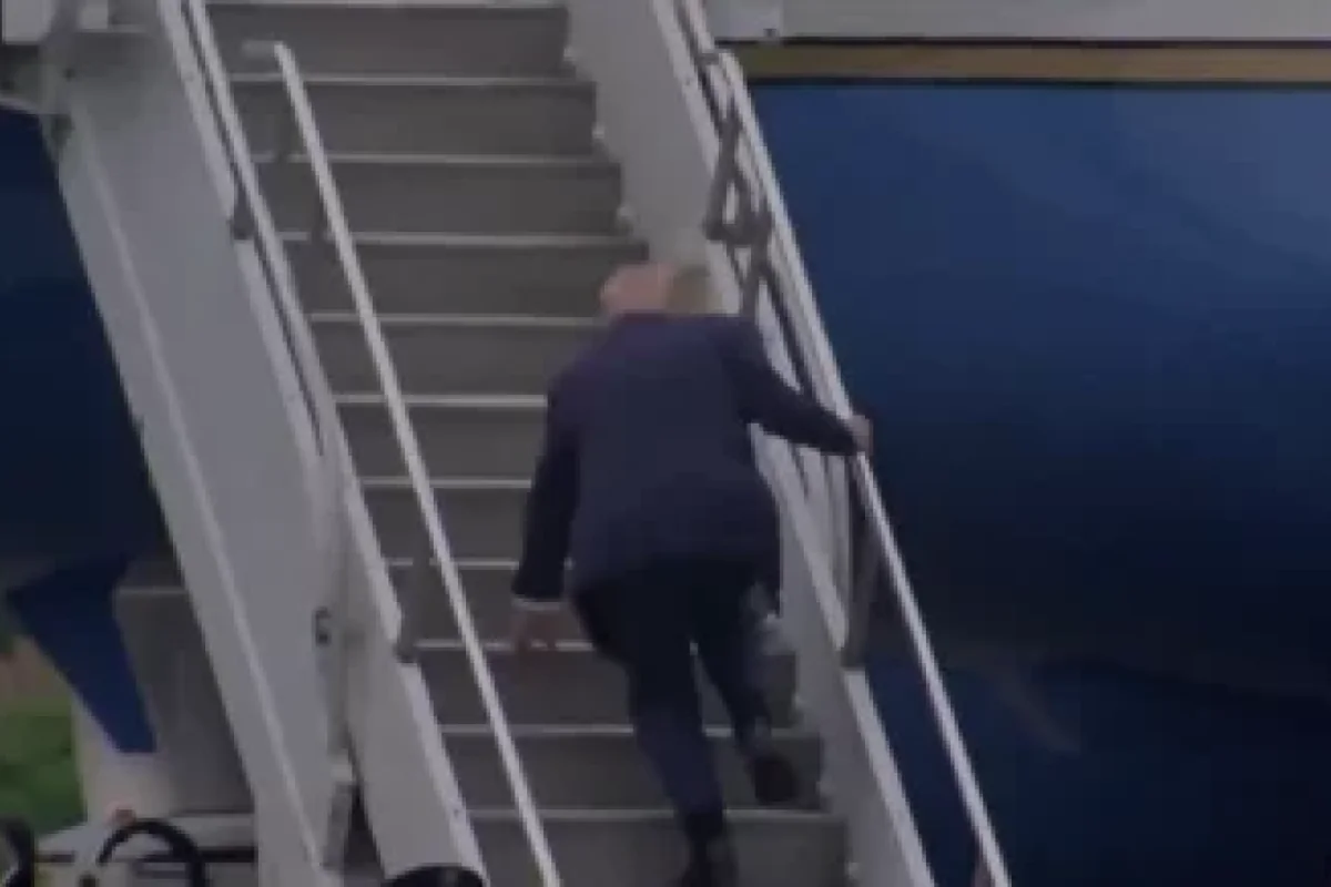 Tramp təyyarəyə minərkən yıxıldı