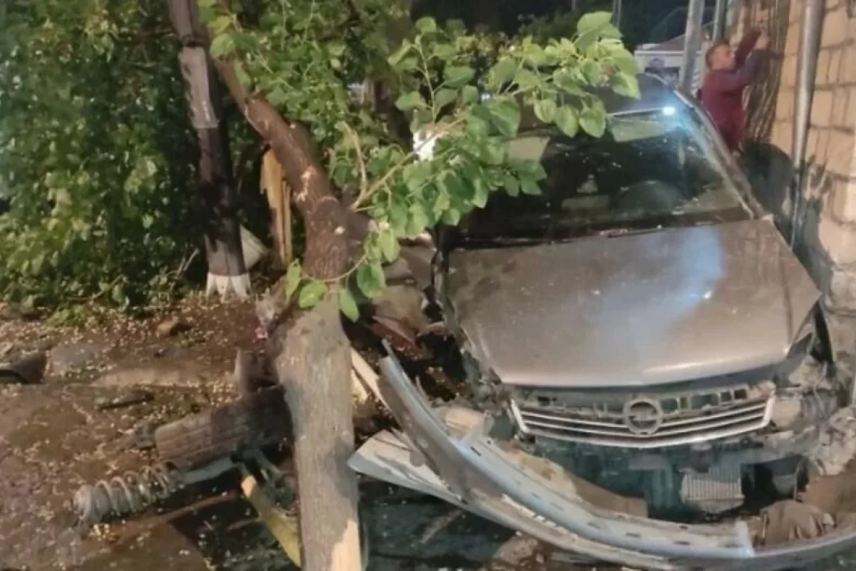 Avtomobil evə çırpıldı - Azərbaycanda ağır qəza
