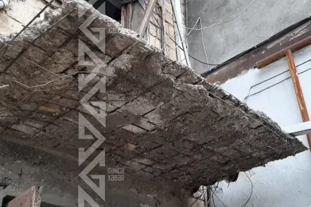Gəncədə binanın qəzalı girişləri - FOTO