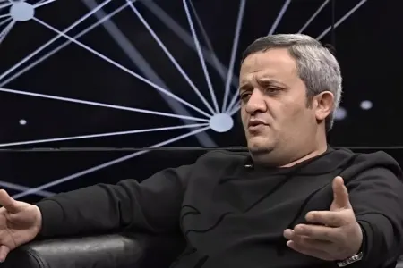 "1 qəpiklik olmayan mahnılarımla bilirsən, nə qədər pul işləmisən?"