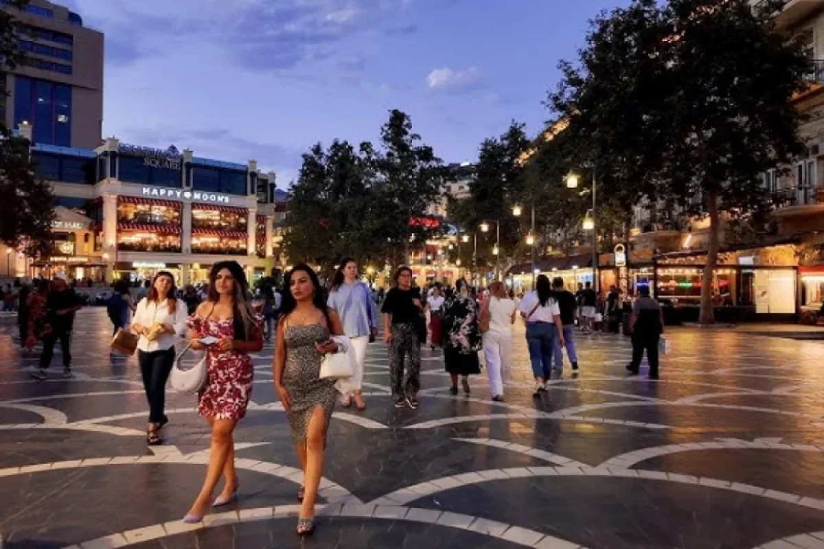 Turist Bakıdakı qızları "ələ saldı" - VİDEO