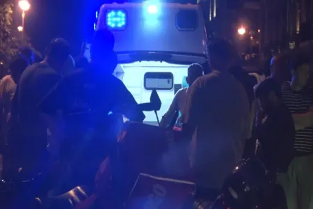 Bakıda maşınla motosiklet toqquşdu: kuryer ağır xəsarət aldı