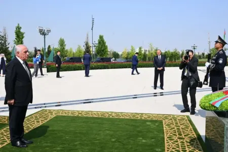 Əli Əsədov Daşkənddə Müstəqillik abidəsini ziyarət etdi