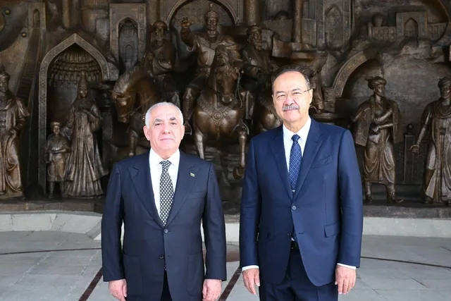 Əli Əsədov Daşkənddə Müstəqillik abidəsini ziyarət etdi