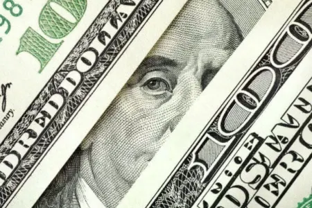 İnsanlar kütləvi şəkildə dollar alırlar: - Nə baş verir?