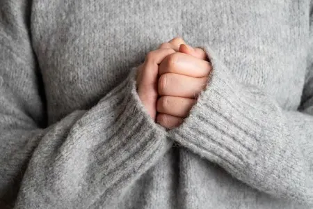 Əllərin daim soyuq olması bu xəstəliklərin əlaməti ola bilər