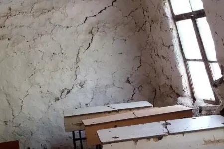 Orta məktəbin döşəməsi çökdü: - şagirdlər təxliyə edildi