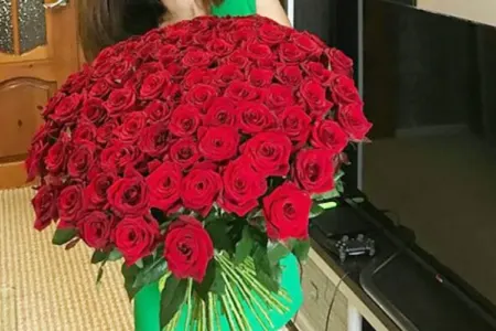 Mənimsədiyi pullarla sevgilisinə 1000 qızılgül aldı