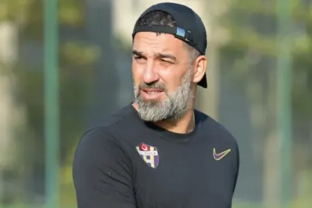 Arda Turan "Qəbələ" Futbol Akademiyasının sabiq direktoruna jest etdi