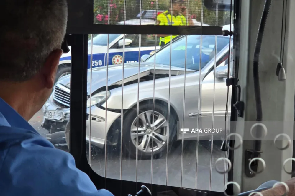 Jurnalistlərin binasının qarşısında qəza