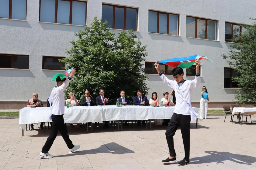 Xankəndidə 37 il əvvəl məzun olanlar üçün "Son zəng" mərasimi keçirildi