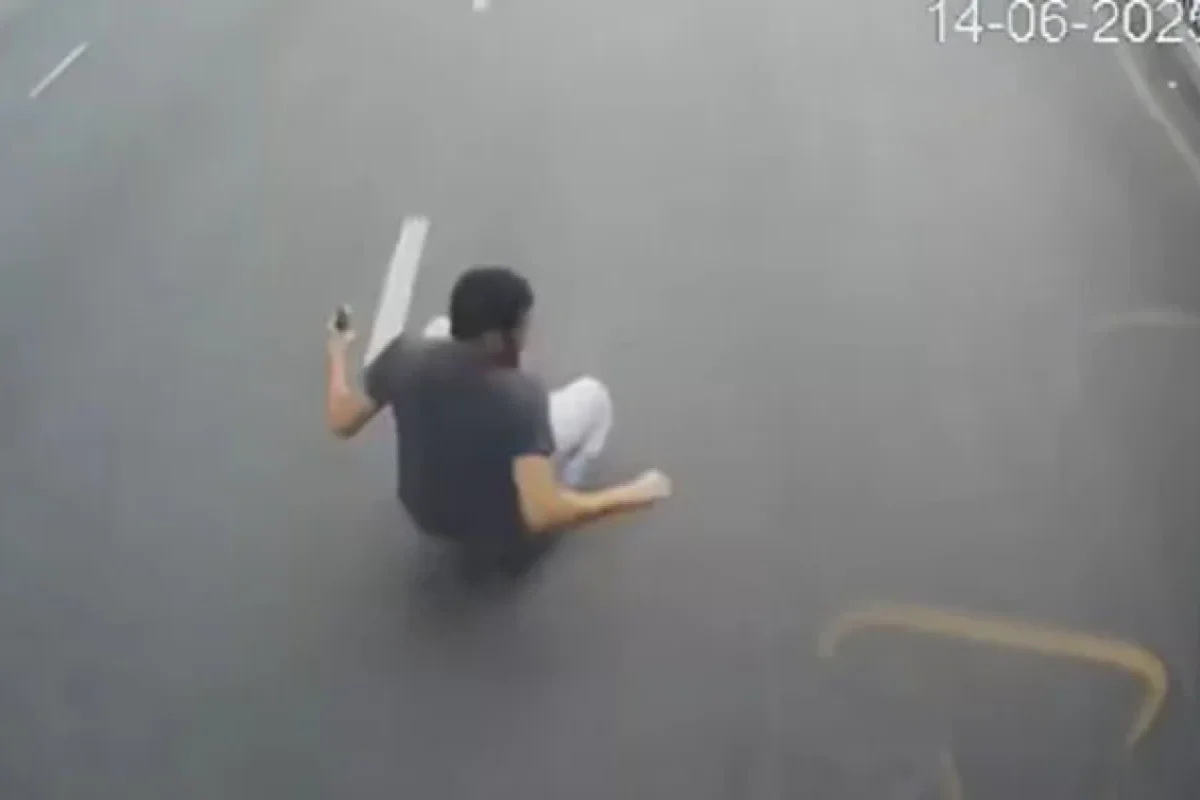 Avtobusun qarşısına qəfil çıxan piyada öldü - Video