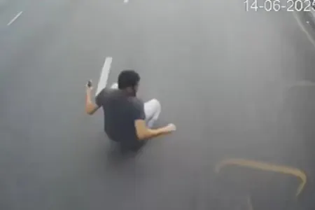 Avtobusun qarşısına qəfil çıxan piyada öldü - Video