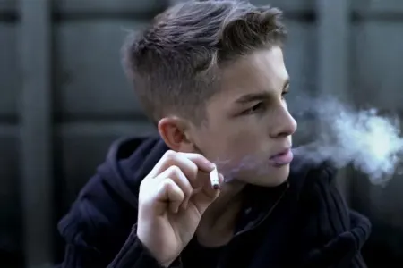 Siqaret çəkən yeniyetmənin valideyni nə etməlidir?