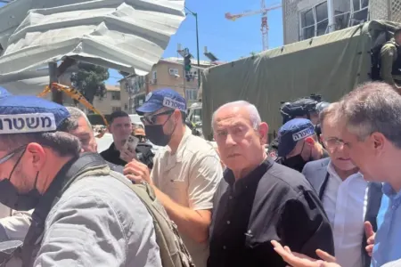 Netanyahu İranın zərbələr endirdiyi bölgəyə getdi