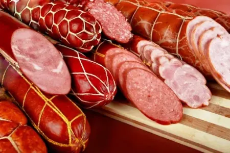 Kolbasa niyə təhlükəlidir? - Həkim danışdı