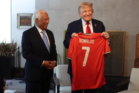 Ronaldodan Trampa hədiyyə - FOTO