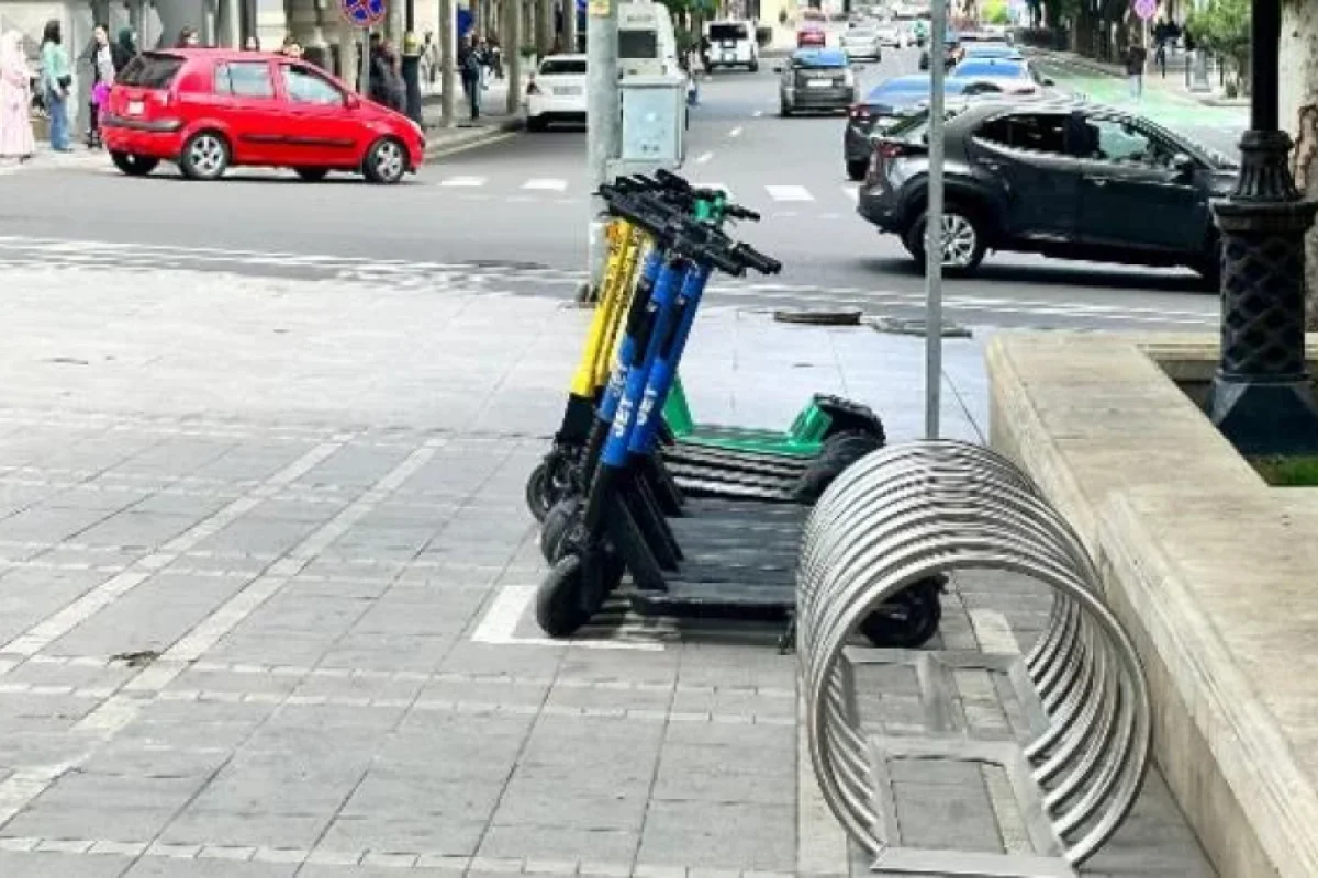 Bakıda avtobus skuter sürən yeniyetməni vurdu - FOTO