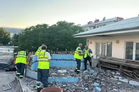 Binanın damında tikilən hovuz söküldü - FOTOLAR