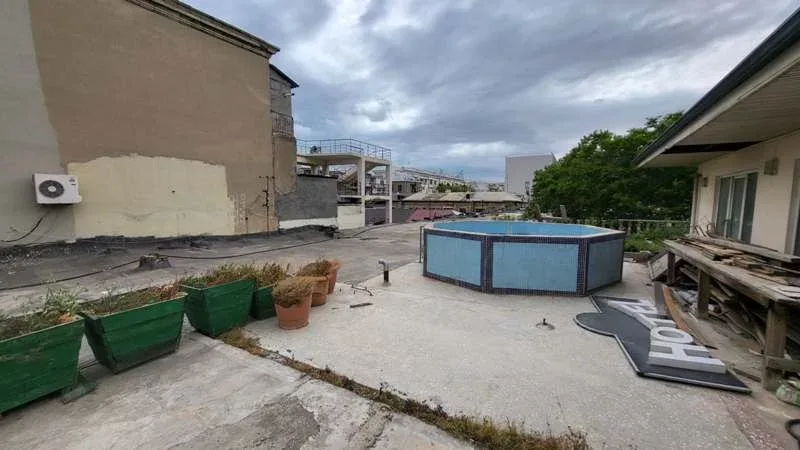 Binanın damında tikilən hovuz söküldü - FOTOLAR