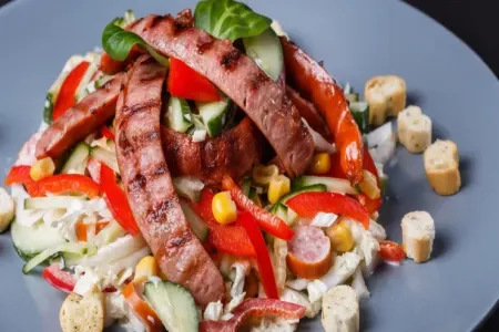 Kolbasa, qarğıdalı, xiyar, yumurta və krutonlu - SALAT