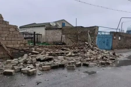 Gəncədə azyaşlının üzərinə daş hasar aşdı