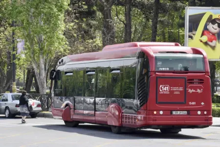Bakıda şok GÖRÜNTÜ: Qadın avtobusun təkərləri altına uzandı - VİDEO