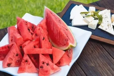 Qarpızı pendirlə yeyənlərin - DİQQƏTİNƏ