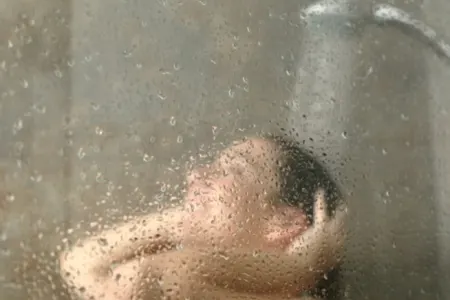 Duş qəbul edərkən etdiyiniz bu səhv həyat üçün təhlükə yaradır