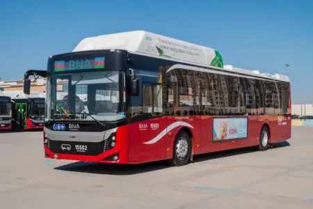 Minik avtomobili “BakuBus”a çırpıldı - VİDEO