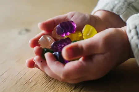 Uşaqlar konfetdən zəhərləndilər
