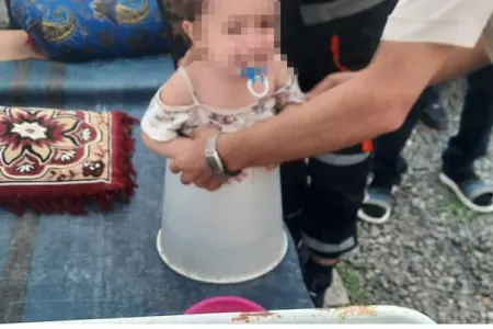 Ağdamda uşaq vedrənin içində qaldı, köməyə FHN gəldi - Video