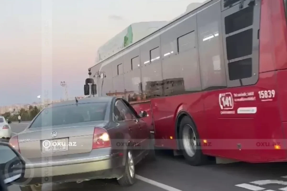 Bakıda avtomobil “Baku Bus”la toqquşdu