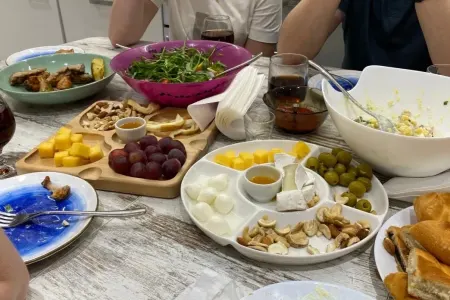 Ziyarət zamanı bu üç vərdiş aşağı intellekt göstərir - Əsla etməyin!