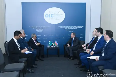 Ceyhun Bayramov pakistanlı həmkarı ilə müzakirə apardı