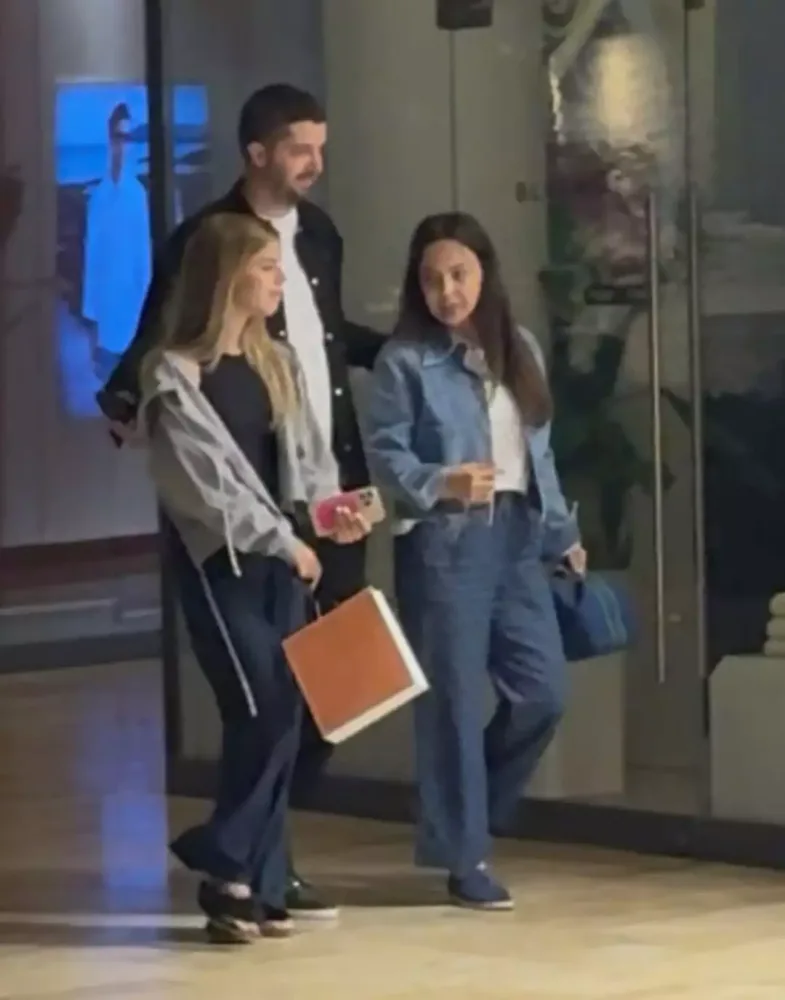 Ebru Gündeş qızı və həyat yoldaşı ilə…