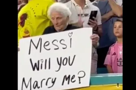 Yaşlı qadın Messiyə evlilik təklifi etdi - VİDEO