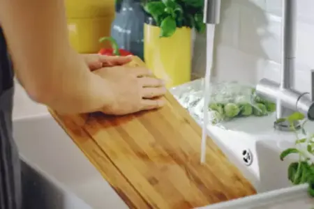 Doğrama taxtasını qab yuyucu ilə - YUMAYIN - SƏBƏB