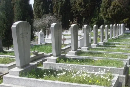 Bakıda qəbirstanlıq yanır