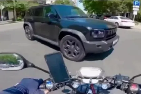 Bakıda qaydaları pozan sürücü motosikletçini hədələdi - VİDEO