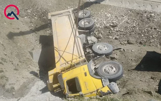 Kəlbəcərdə yük avtomobili aşdı - ölən var