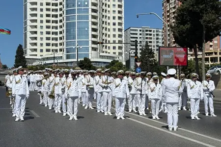 Bakıda hərbçilərin yürüşü keçirilir - Canlı